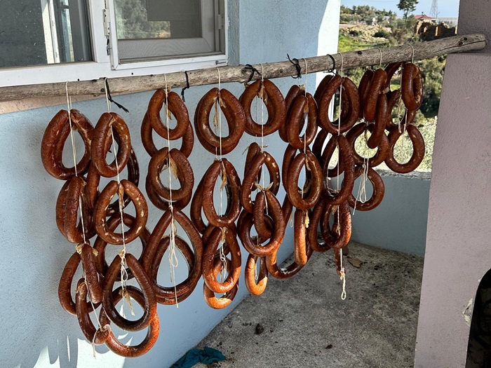 Koruma altındaki dağ keçilerini avlayıp sucuk yapmış!