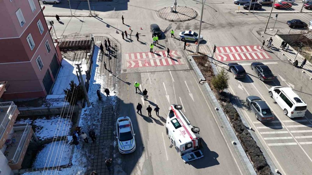 Karaman’da otomobille çarpışan ambulans devrildi!