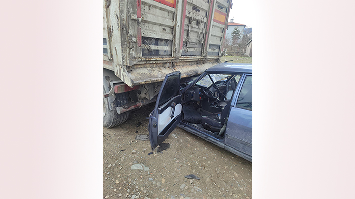 Konya yolunda kaza! Otomobil TIR'a çarptı: 1 ölü, 2 yaralı