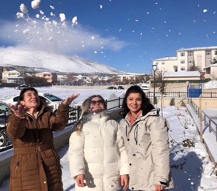 Sağlık çalışanları Yunak'ta kar keyfi yaptı