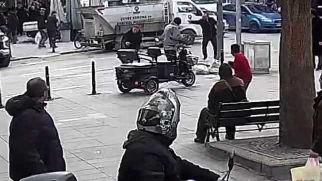 Konya'da bir kişinin husumetlisi olduğu kişiyi cadde ortasında vurduğu anlar kamerada
