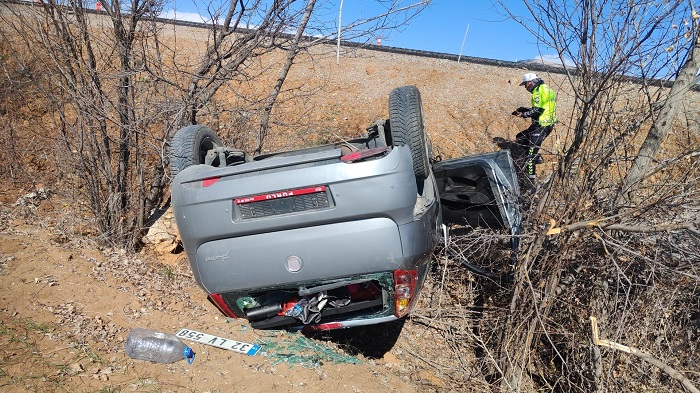 Konya yolunda otomobil takla attı