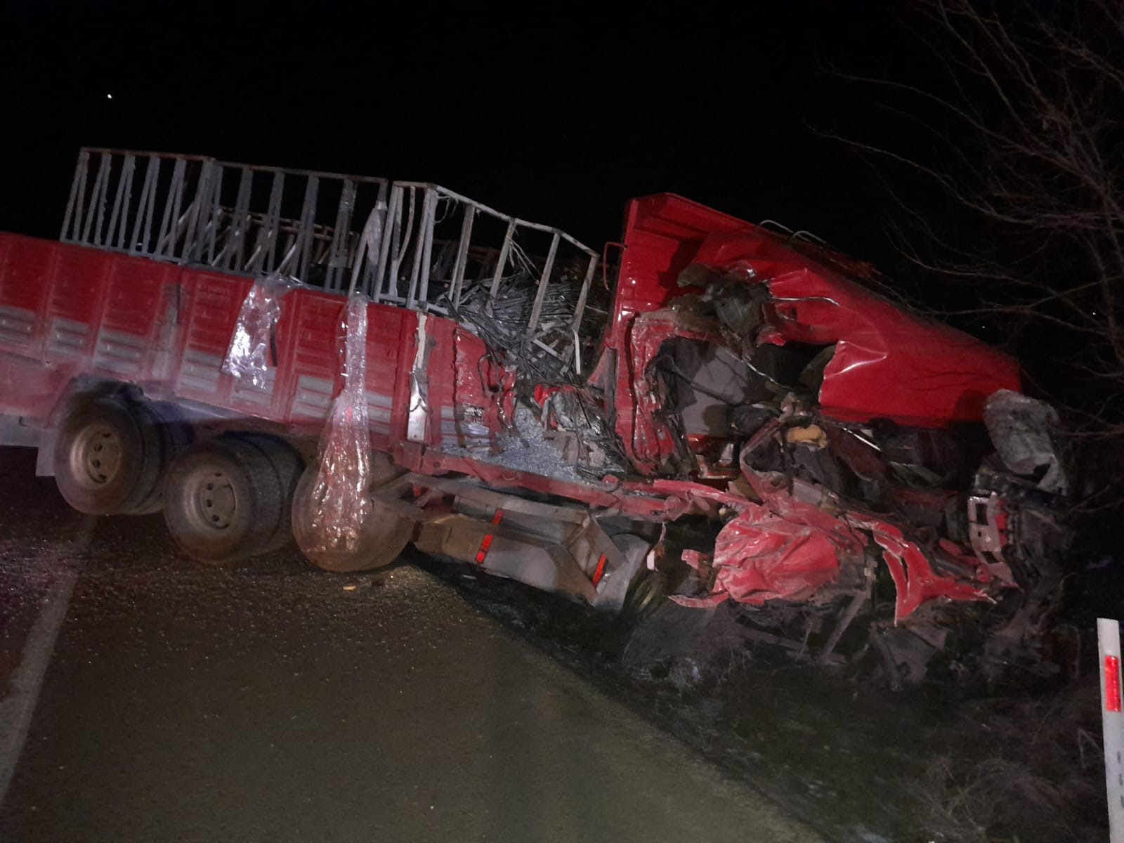 Konya’da cam yüklü kamyon askeri araca çarptı!