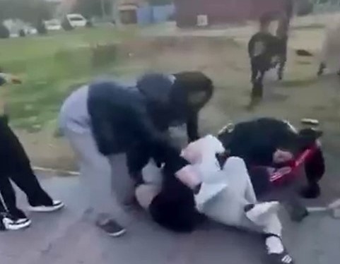 İki genç kız yumruk yumruğa kavga etti