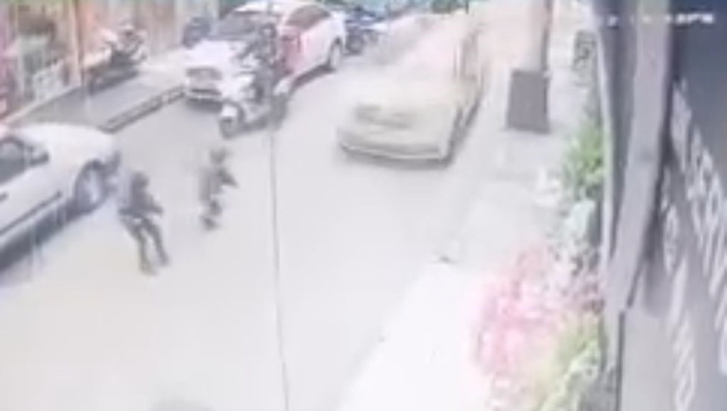 Kar topu oynarken taksi böyle çarptı