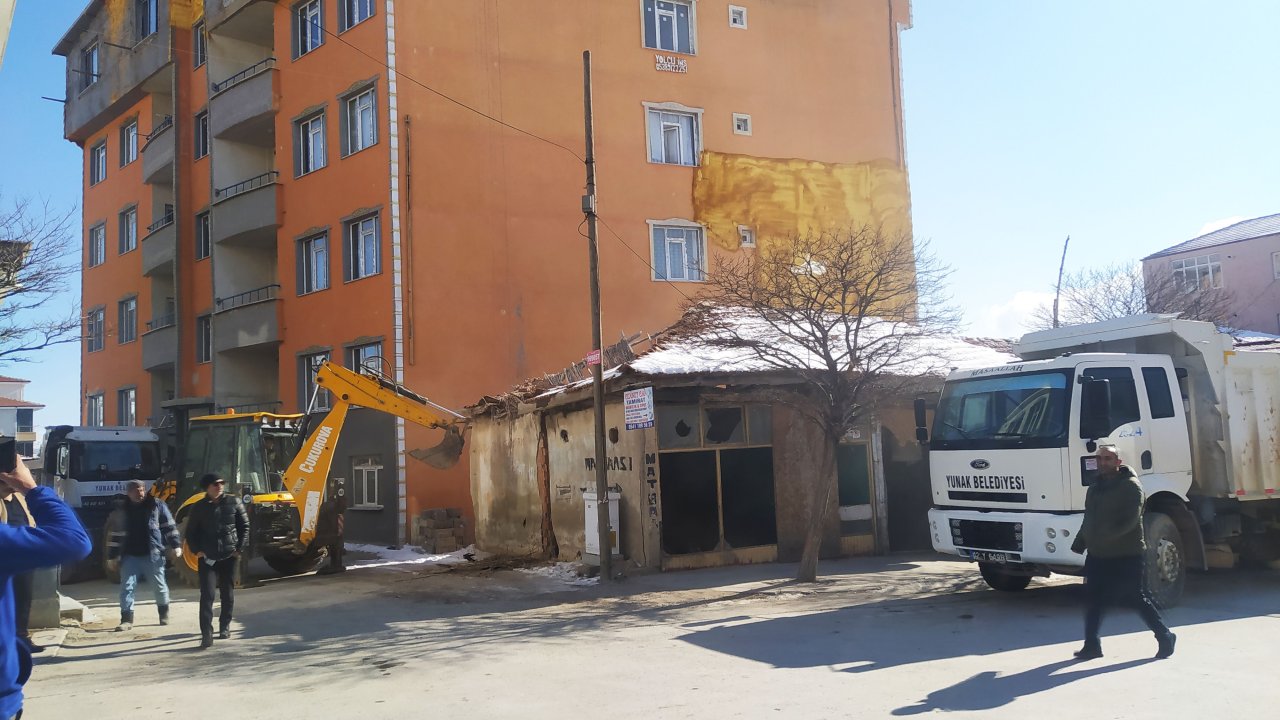 Yunak’ta metruk binaların yıkımına başlandı