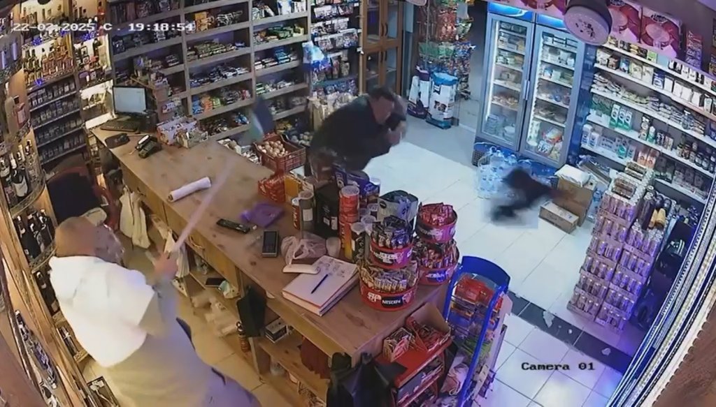 Markete giren tavuk ortalığı karıştırdı (VİDEOLU)