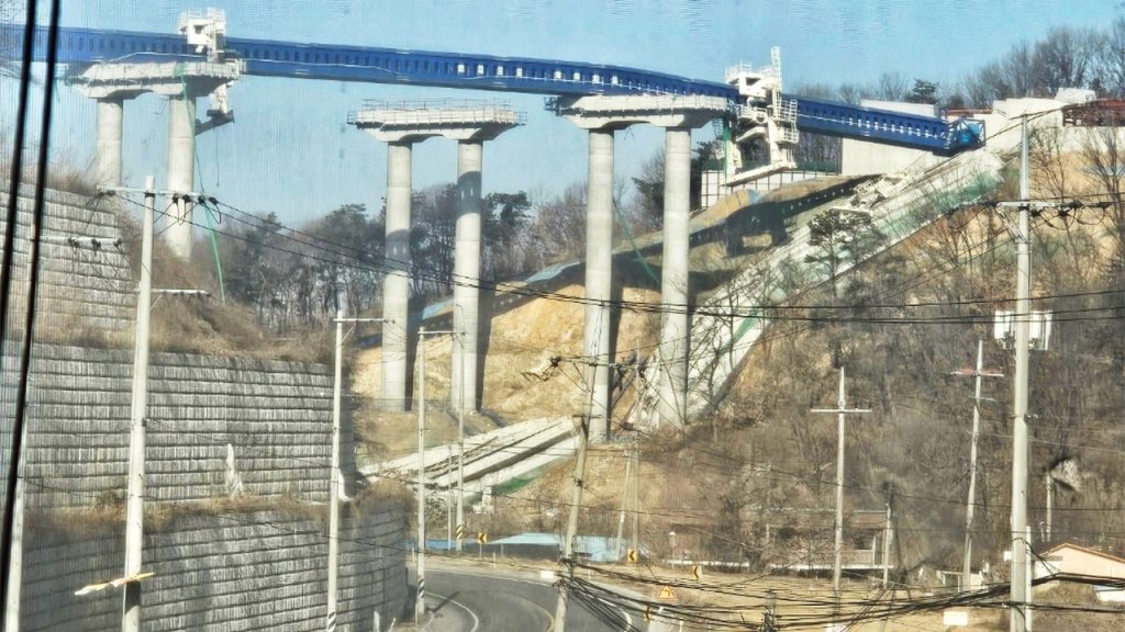 Güney Kore'de otoyol köprüsü çöktü: 3 kişi hayatını kaybetti (VİDEOLU)