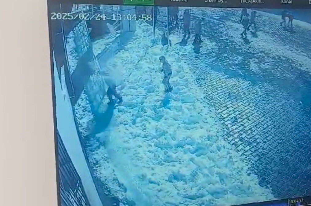 Okul bahçesinde feci kaza: 9 yaşındaki öğrenci ağır yaralandı (VİDEOLU)