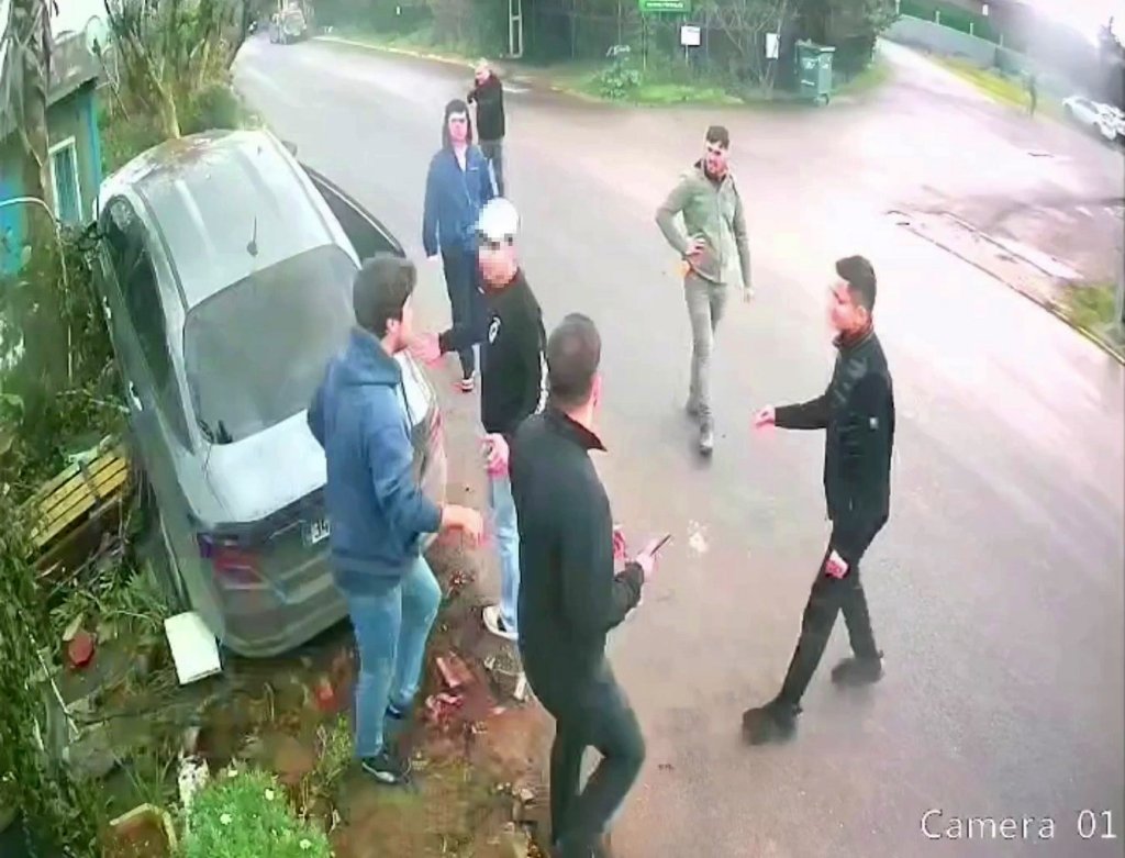 Ehliyetsiz sürücü dehşeti: Bankta oturan kadına çarptı (VİDEOLU)