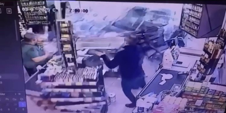 Kontrolden çıkan otomobil markete daldı: 3 yaralı