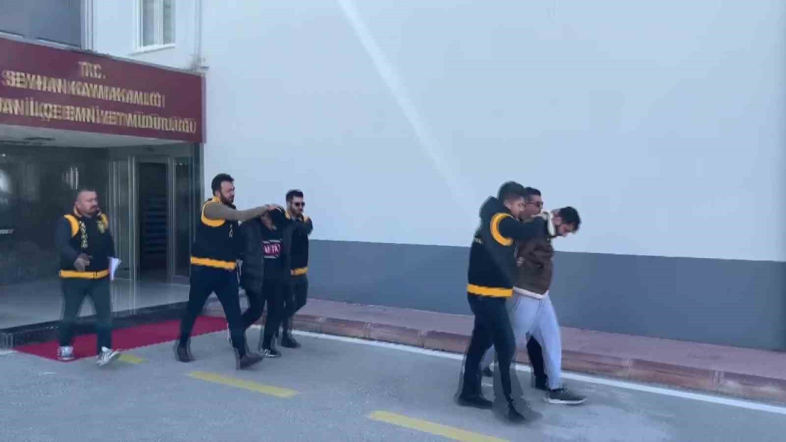 İş adamına silahla tehdit edip haraç istediler