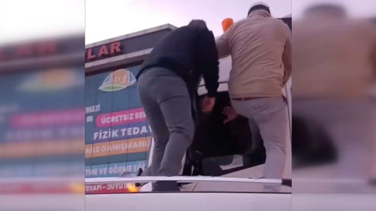 Tır şoförünü aracın üstüne çıkarak dövdüler (VİDEOLU)