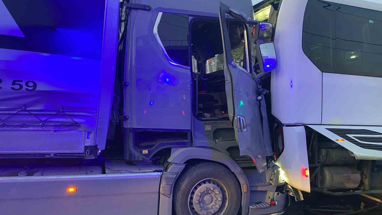 Manisa’da yolcu otobüsünün karıştığı zincirleme kaza: 1 ölü, 7 yaralı