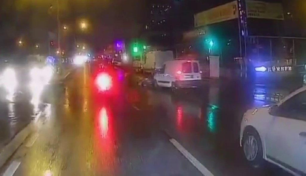 Hızla gelen araç yayalara çarptı (VİDEOLU)