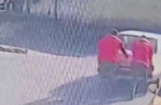 Çalışmayan arabayı iterken kaza yaptılar (VİDEOLU)