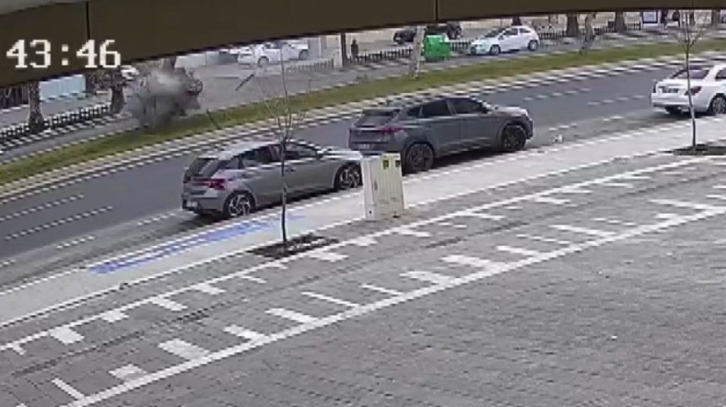 Otomobil ağaca çarptı: Kaza anı kamerada (VİDEOLU)