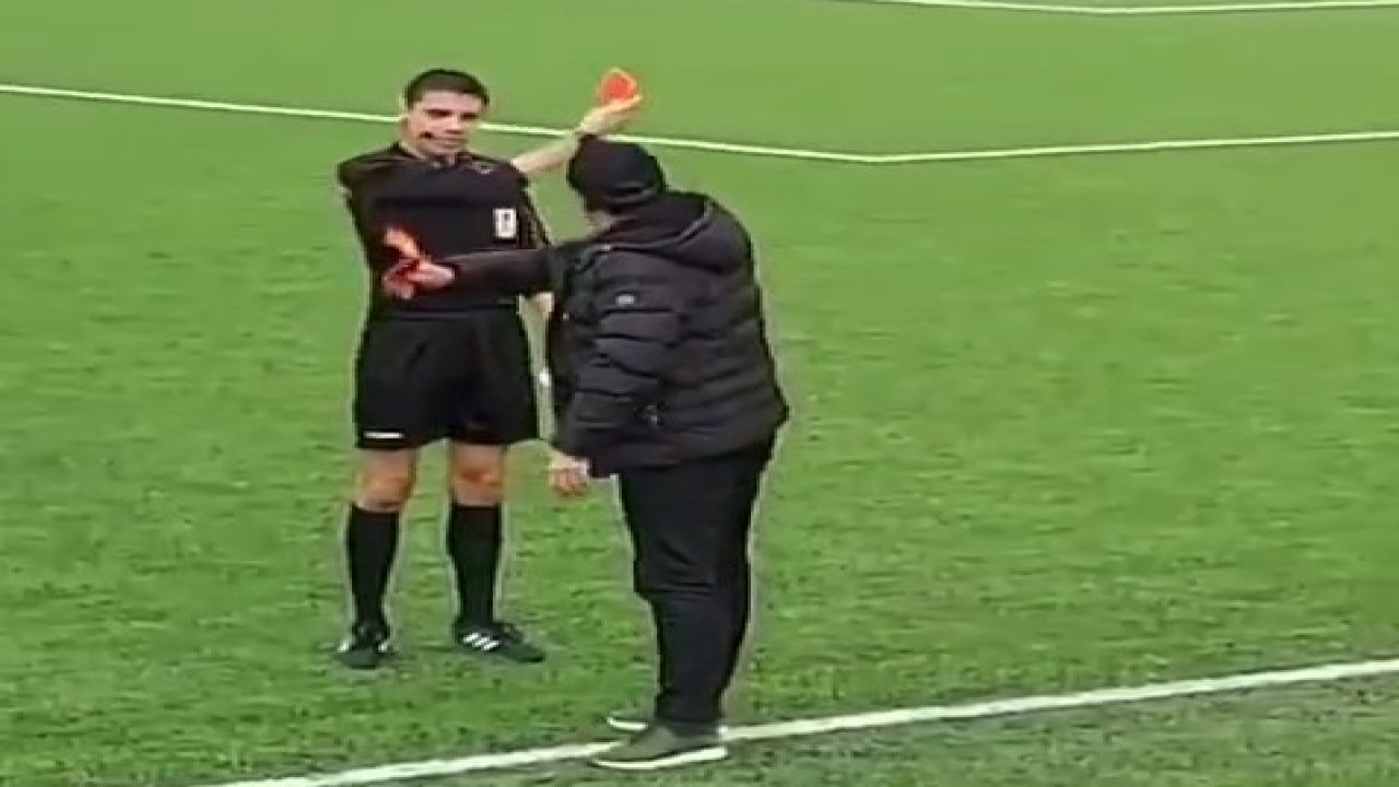 Yönetici kendine kırmızı kart gösteren hakeme yanında getirdiği kırmızı kartla cevap verdi