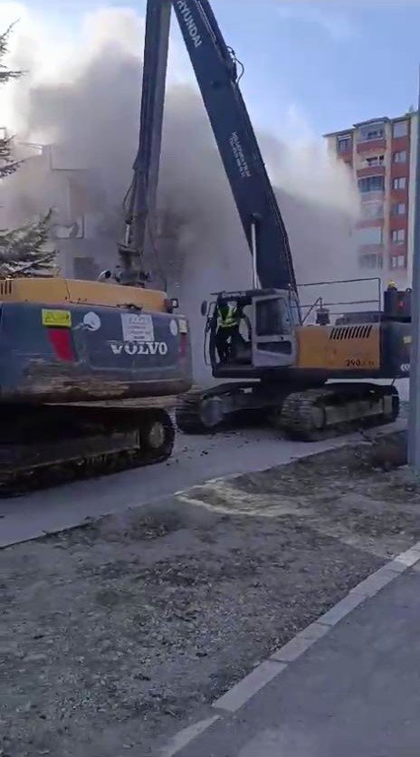 5 katlı bina tek hamlede yıkıldı (VİDEOLU)