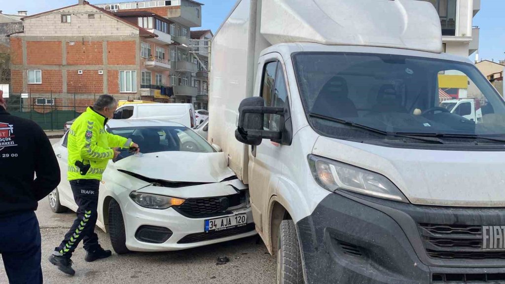 Çarpışmanın şiddetiyle otomobil kamyonetin altına girdi!