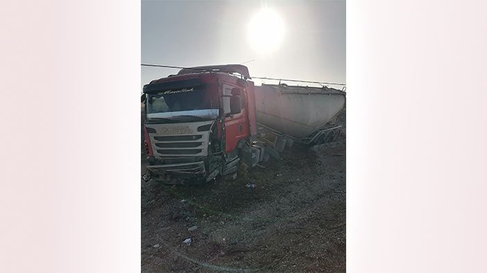 Konya yolunda kaza: TIR su kanalına düştü