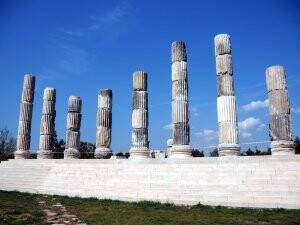2 Bin 300 Yıllık Tapınağın Sütunları Ayağa Kaldırıldı