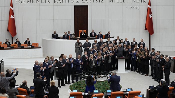 TBMM Genel Kurulu, CHP milletvekillerinin kürsü işgali nedeniyle kapandı