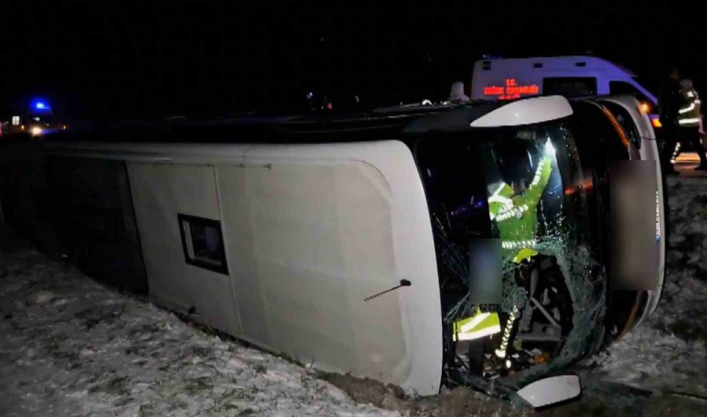 Aksaray’da yolcu otobüsü devrildi: 20 yaralı