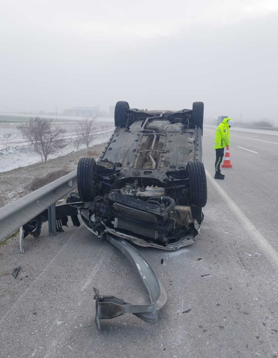 Konya'da otomobil takla attı