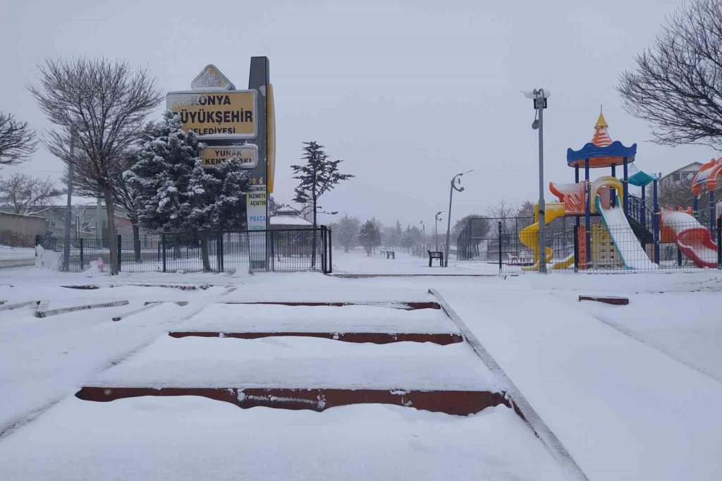 Yunak beyaz gelinliğini giydi