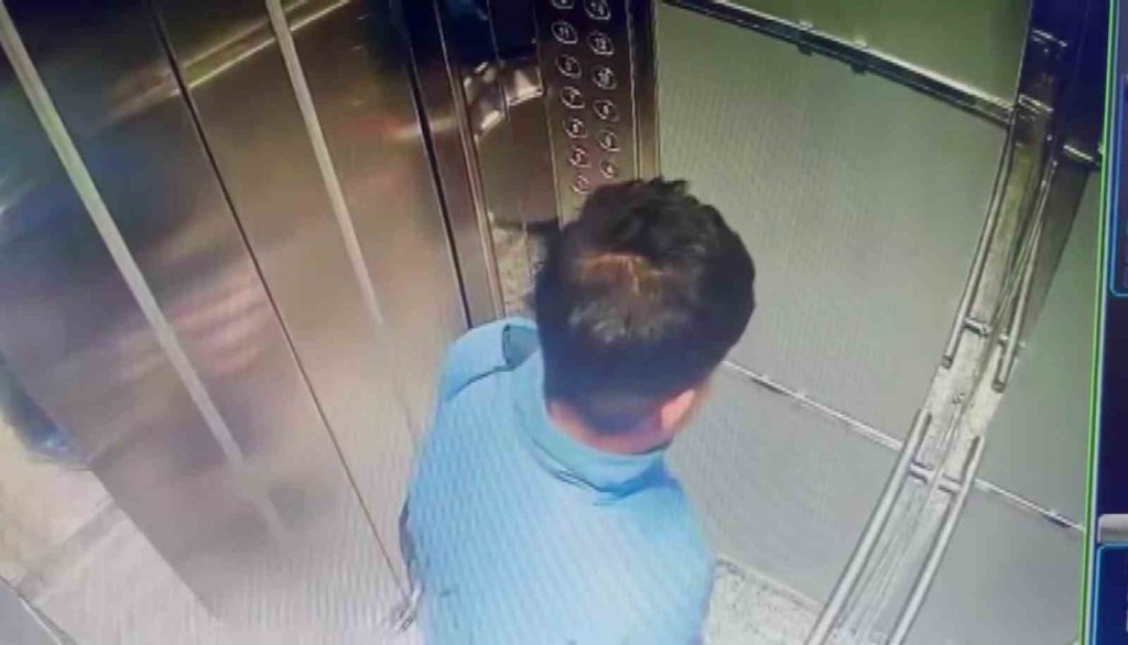 Davulcu girdiği asansörü tuvalet gibi kullandı! (VİDEOLU)