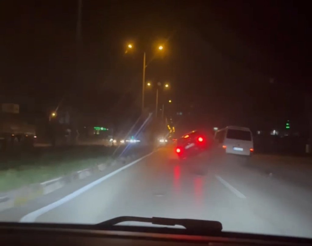 Köpeğe çarpmamak için manevra yapınca takla attı (VİDEOLU)