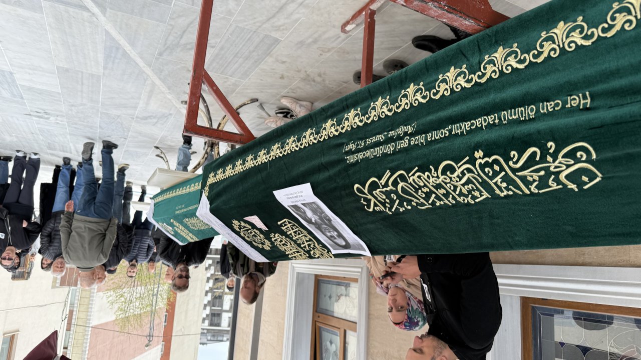Avcılar’da eski eşin öldürdüğü, anne ve kızı son yolcuğuna uğurlandı