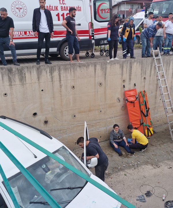 Fren yerine gaza basınca araç su kanalına uçtu: 2 yaralı