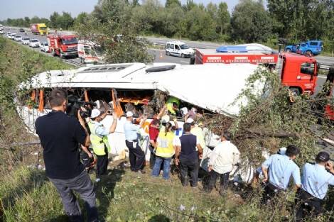 Sakarya'da Yolcu Otobüsü Devrildi: 40 yaralı