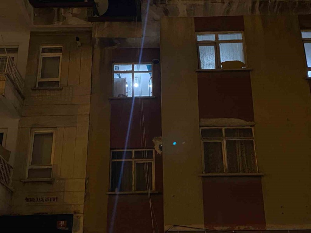 Evinin camına çıktı, etrafa ateş açtı, polise silah doğrulttu