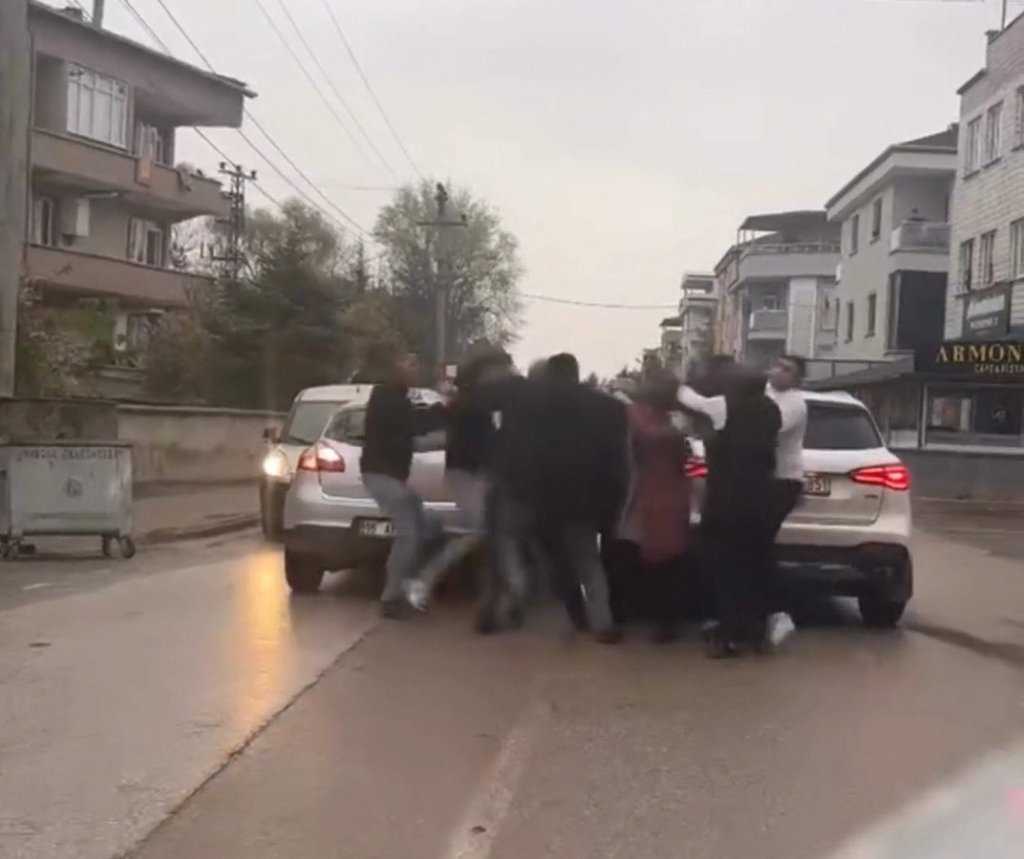 Sürücüler ve yolcular 'yol verme kavgasında' birbirine girdi