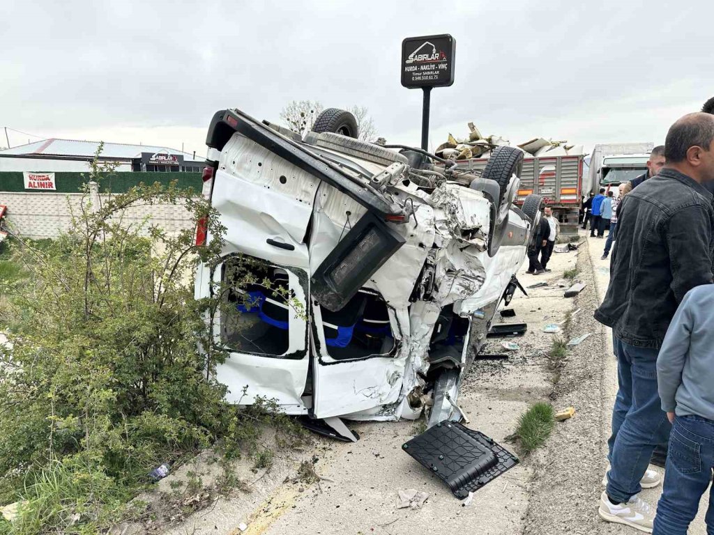TIR'la çarpışıp takla attı: 10 yaralı