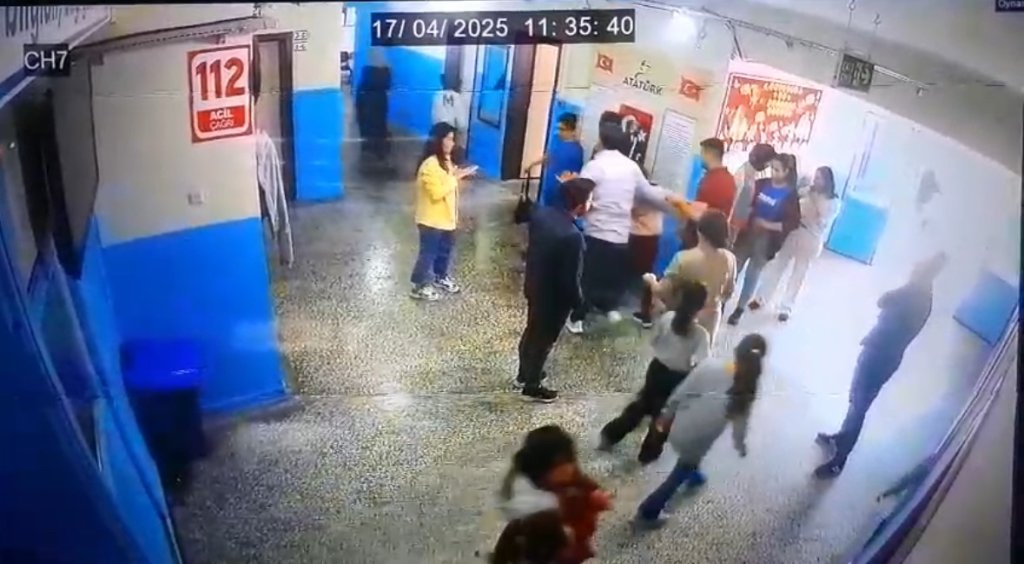 Dili boğazına kaçan öğrenciyi müdür yardımcısı kurtardı