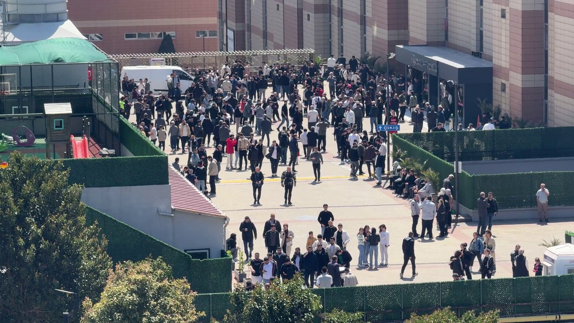 Birçok ilde hissedilen İstanbul'da deprem anı güvenlik kameralarında