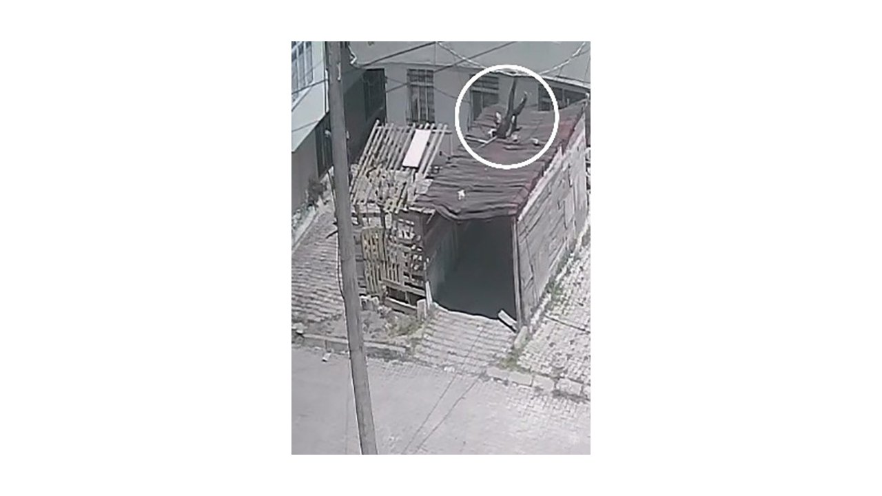 Deprem esnasında evinden garajın üzerine atladı