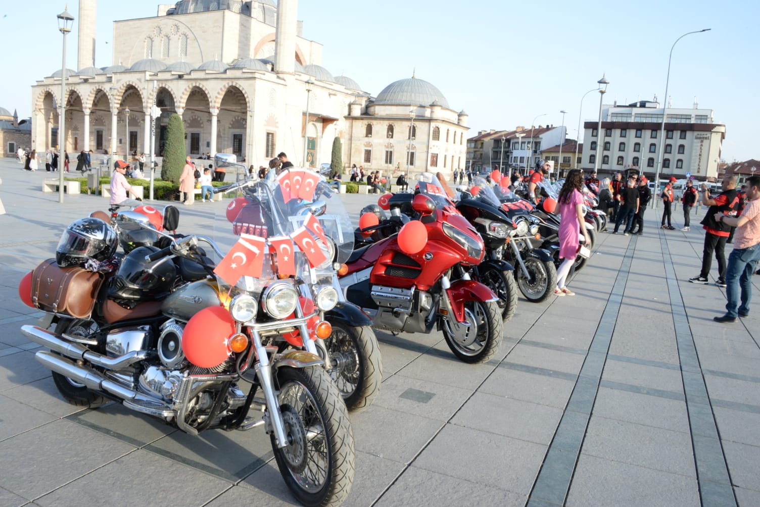 Motosiklet tutkunları ve minikler 23 Nisan'da buluştu