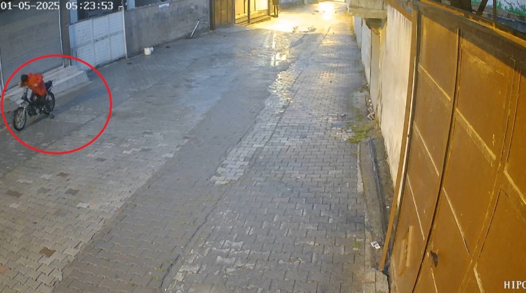 Çaldığı motosiklet arızalandı park edip, başka motosiklet çaldı (TIKLA&İZLE)