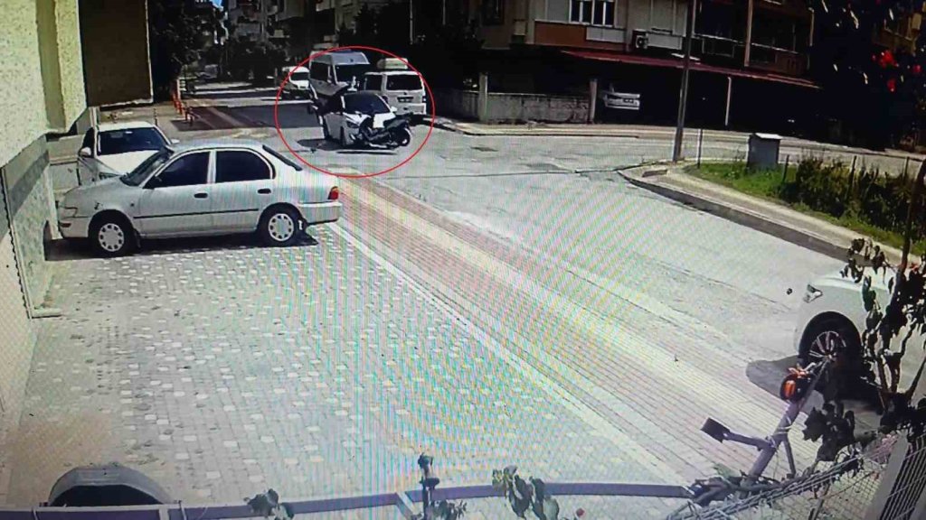 Otomobille çarpışan motosiklet sürücüsü havada taklalar attı (TIKLA&İZLE)