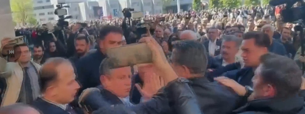 Özgür Özel fiziki saldırıya uğradı
