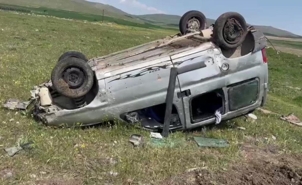 Konya'nın ilçesinde otomobil takla attı: 2 yaralı