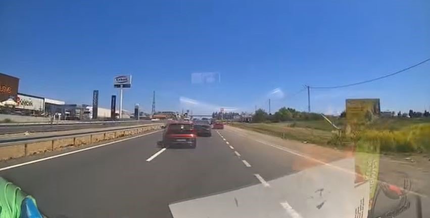 Yürekleri ağza getirdi: Maganda trafikte makas ata ata ilerledi (TIKLA&İZLE)