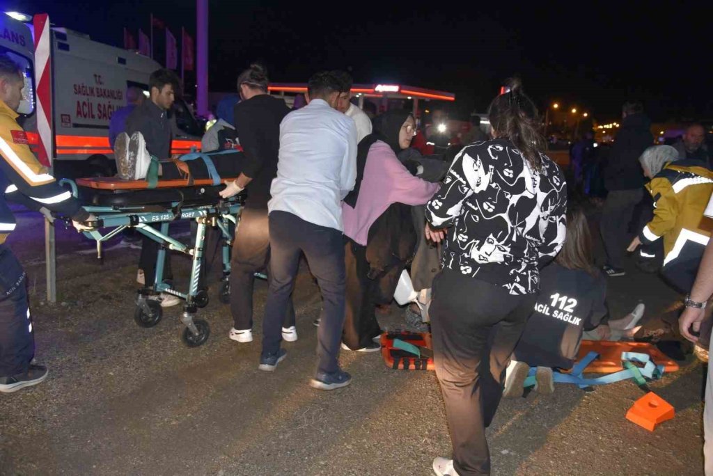 Çarpışıp savrulan 2 araç yayaların arasında daldı: Çok sayıda kişi yaralandı (VİDEOLU)