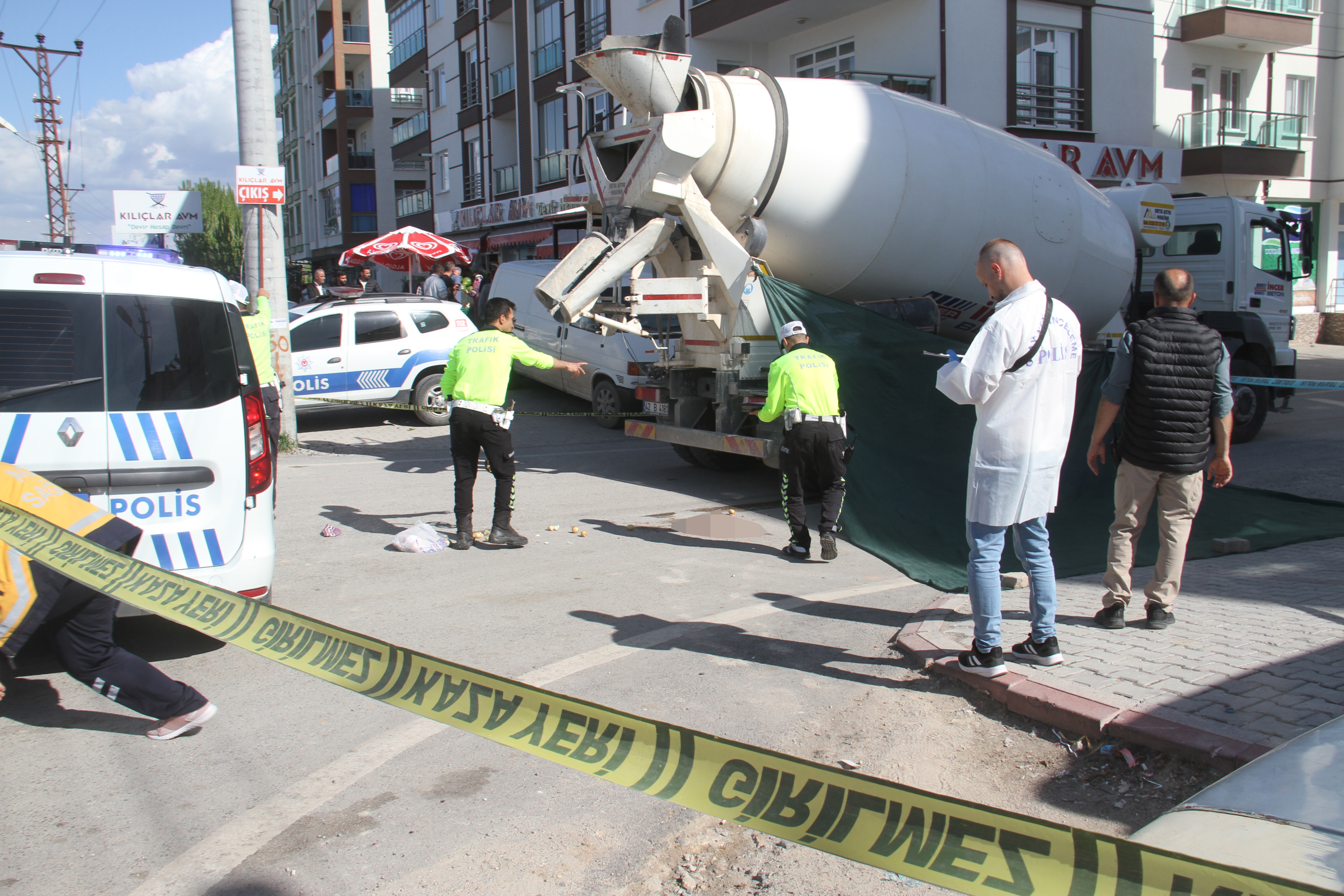 Konya'da beton mikserinin altında kalan yaya hayatını kaybetti