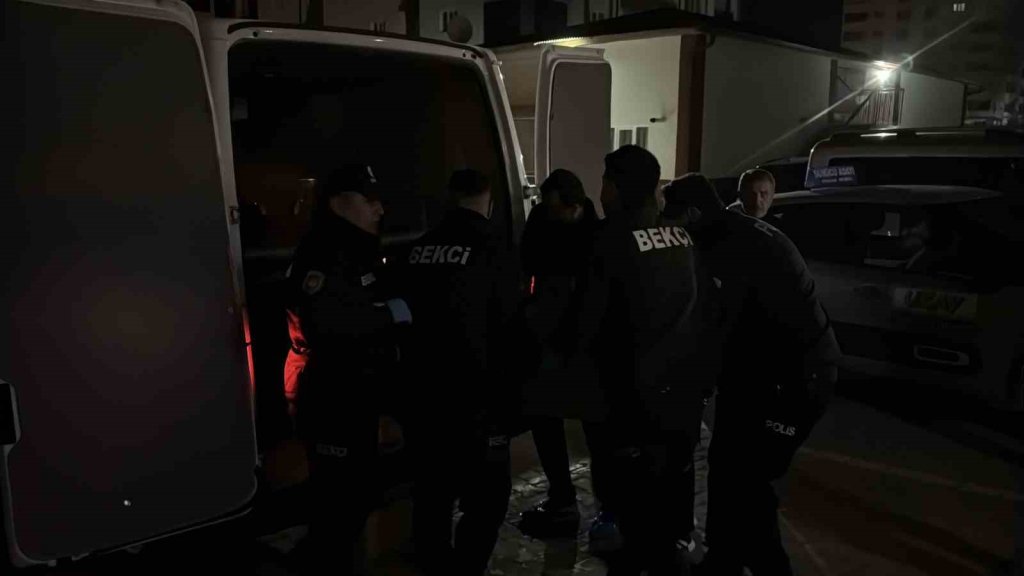 Korkunç cinayet: İki kardeş boğazları kesilmiş olarak bulundu